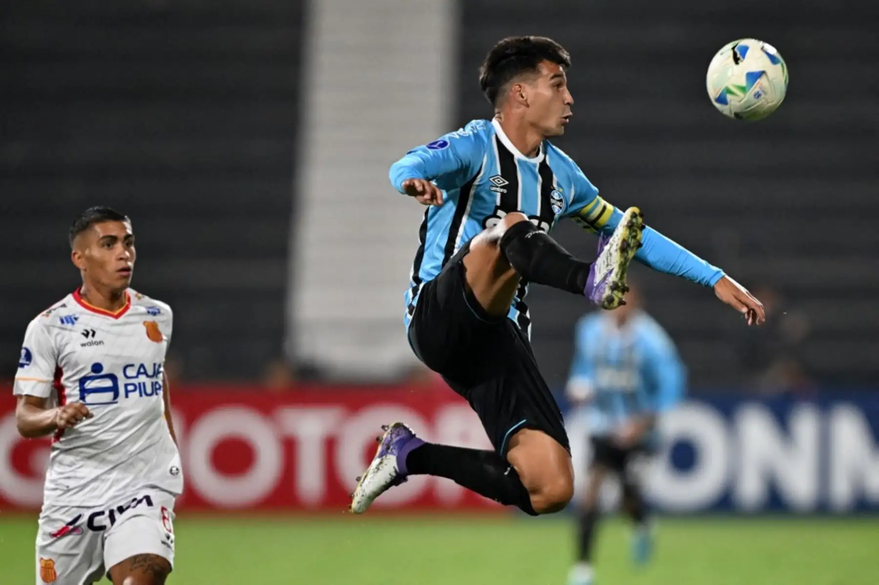 El mediocampista del Atlético Grau, Diego Soto, y el mediocampista argentino del Gremio, Franco Cristaldo, luchan por el balón durante el partido de fútbol de la fase de grupos de la Copa Sudamericana entre el Atlético Grau de Perú y el Gremio de Brasil en el estadio Alejandro Villanueva en Lima el 7 de mayo de 2025. Foto: AFP