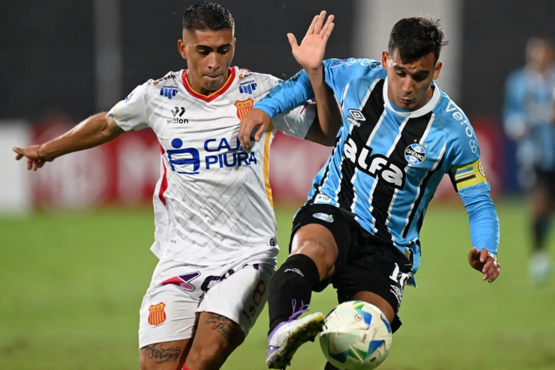 El mediocampista del Atlético Grau, Diego Soto, y el mediocampista argentino del Gremio, Franco Cristaldo, luchan por el balón durante el partido de fútbol de la fase de grupos de la Copa Sudamericana entre el Atlético Grau de Perú y el Gremio de Brasil en el estadio Alejandro Villanueva en Lima el 7 de mayo de 2025. Foto: AFP