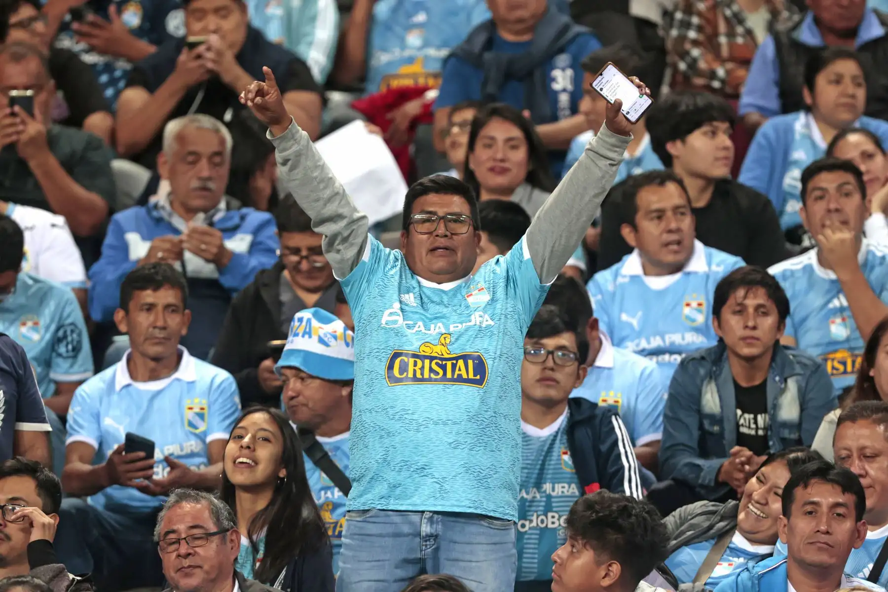 Hinchas de Sporting Cristal durante el partido, con Club Bolívar de la Paz en el Estadio Nacional de Lima, en la fase de grupos de la Copa Conmebol Libertadores 2025. Foto: ANDINA/Vidal Tarqui