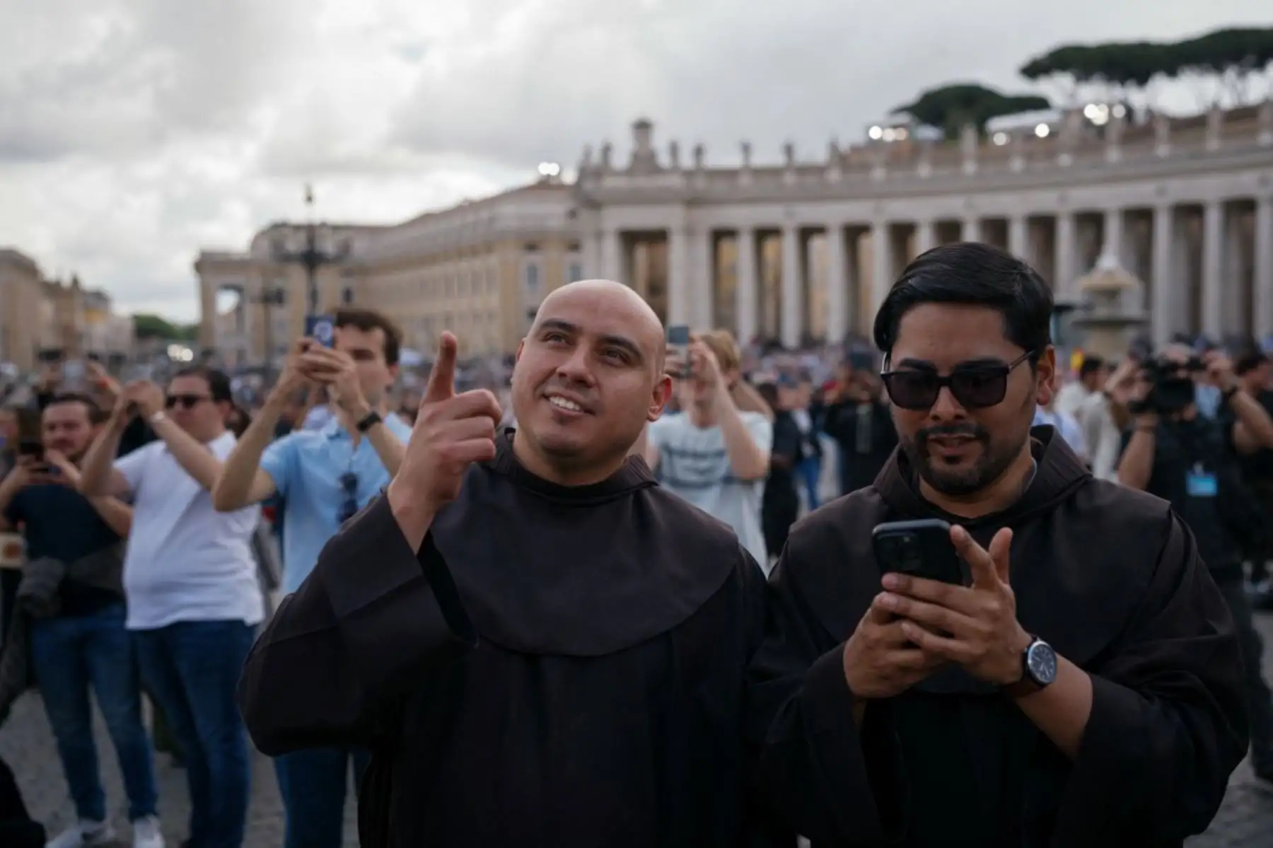 Mucha gente regresó el jueves, donde los prelados, vestidos de rojo, celebraron dos votaciones más por la mañana. Estaba previsto que celebraran otras dos por la tarde y cuatro más el viernes, a menos que se eligiera un papa antes. Foto: AFP