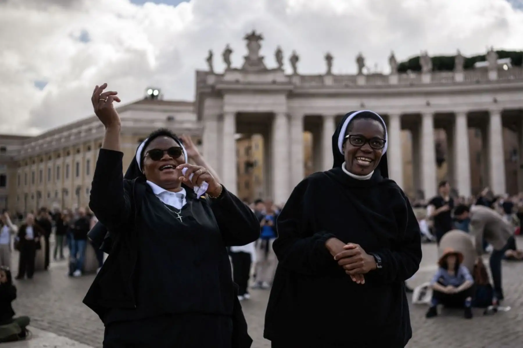 Mucha gente regresó el jueves, donde los prelados, vestidos de rojo, celebraron dos votaciones más por la mañana. Estaba previsto que celebraran otras dos por la tarde y cuatro más el viernes, a menos que se eligiera un papa antes. Foto: AFP