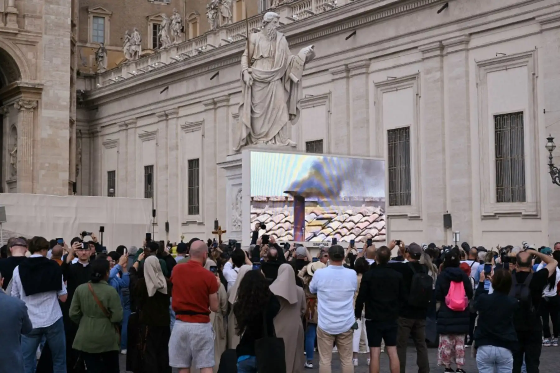 Entre los miles de católicos y turistas curiosos reunidos en la Plaza de San Pedro, hubo aplausos pero también suspiros ante el resultado, que llegó después de la segunda y tercera vuelta. Foto: AFP