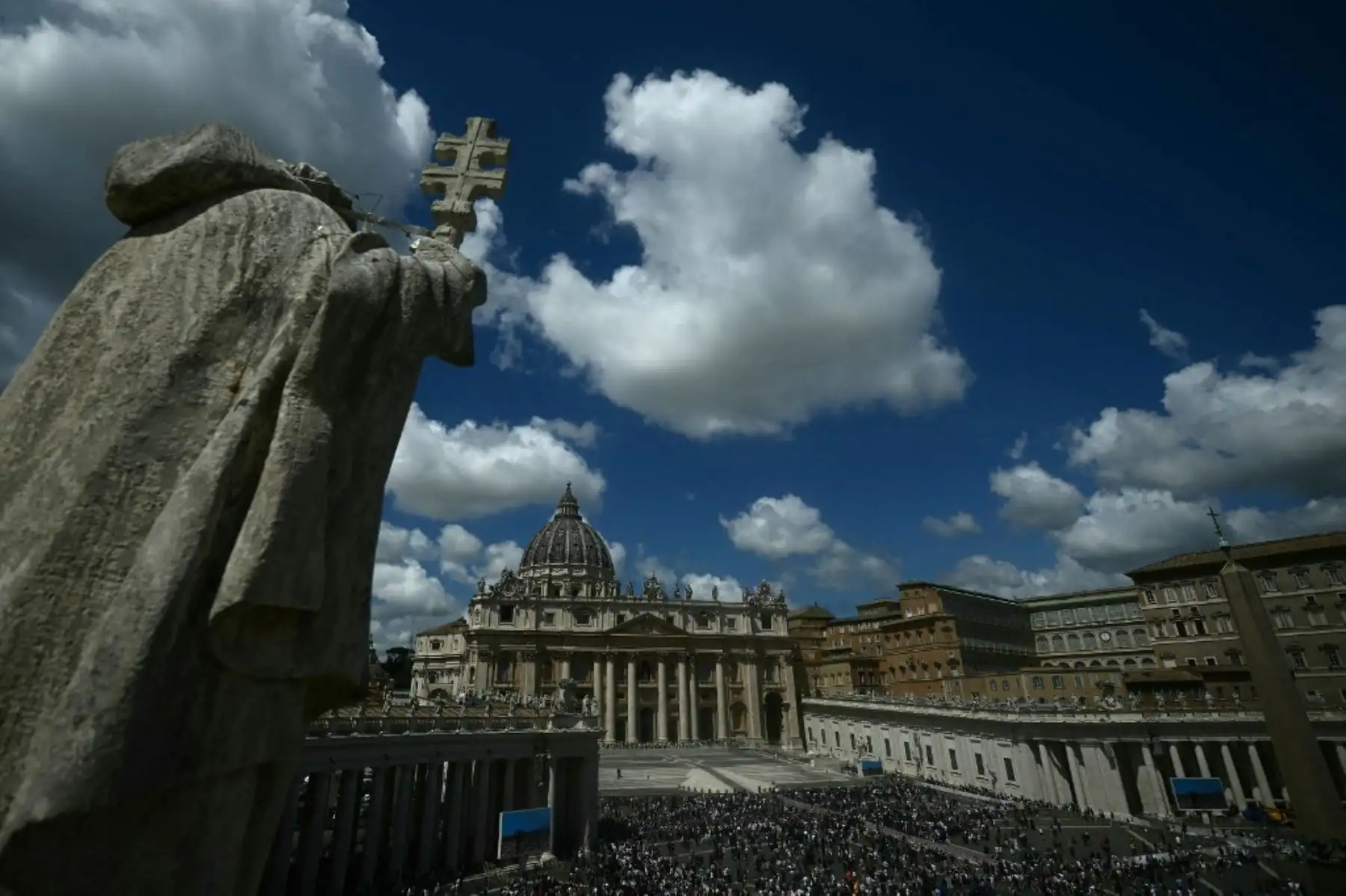 Entre los miles de católicos y turistas curiosos reunidos en la Plaza de San Pedro, hubo aplausos pero también suspiros ante el resultado, que llegó después de la segunda y tercera vuelta. Foto: AFP