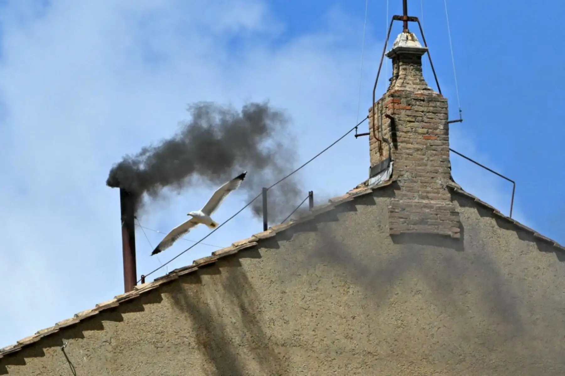 El humo negro significa que nadie ha conseguido la mayoría mínima de dos tercios (89 votos) y el humo blanco señala la elección del 267º Papa. Foto: AFP
