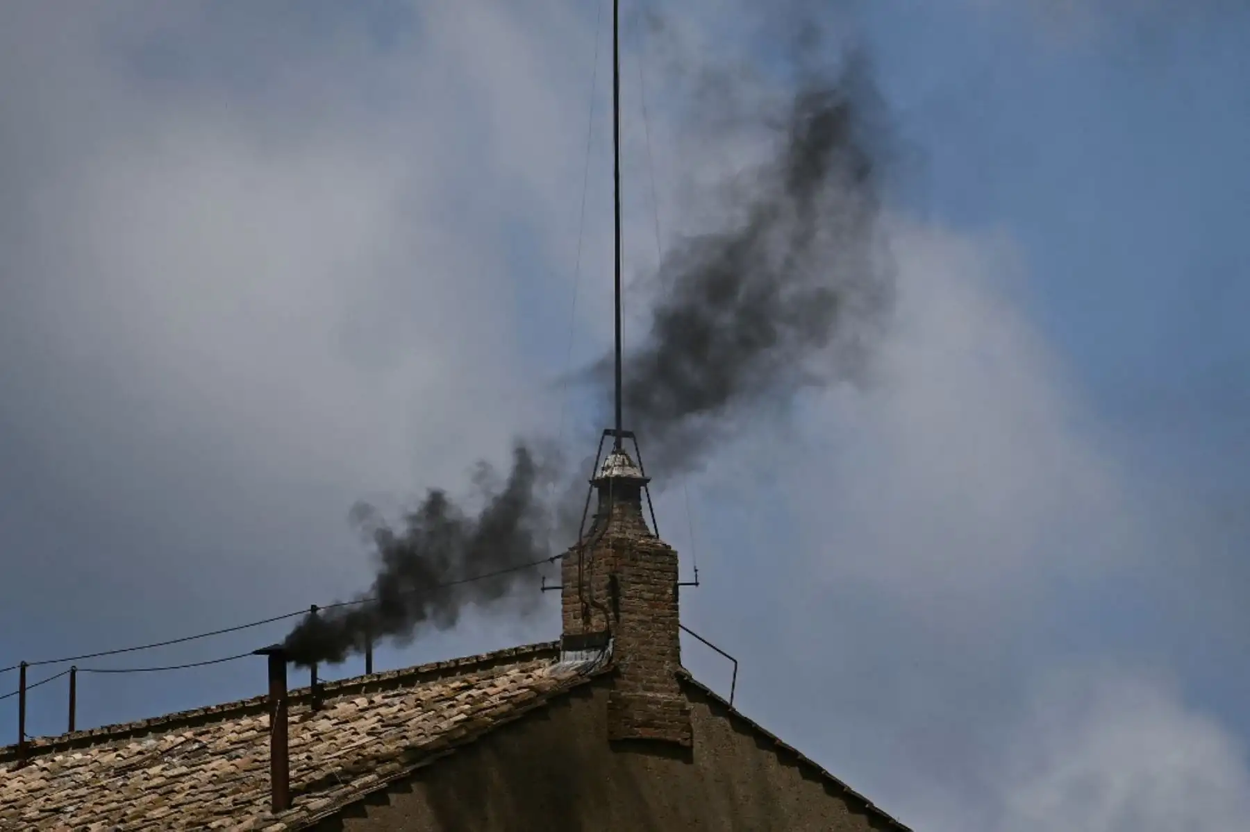 Una densa columna de humo negro se elevaba el jueves desde la chimenea de la Capilla Sixtina, señal de que los cardenales volvieron a fracasar en la elección de un nuevo jefe de la Iglesia Católica. Foto: AFP