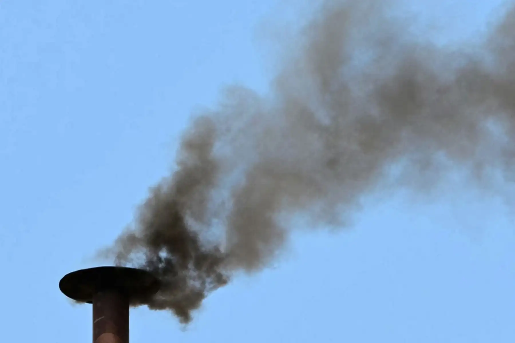 Una densa columna de humo negro se elevaba el jueves desde la chimenea de la Capilla Sixtina, señal de que los cardenales volvieron a fracasar en la elección de un nuevo jefe de la Iglesia Católica. Foto: AFP