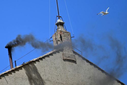 Segunda fumata negra, los cardenales volverán a votar por un nuevo Papa