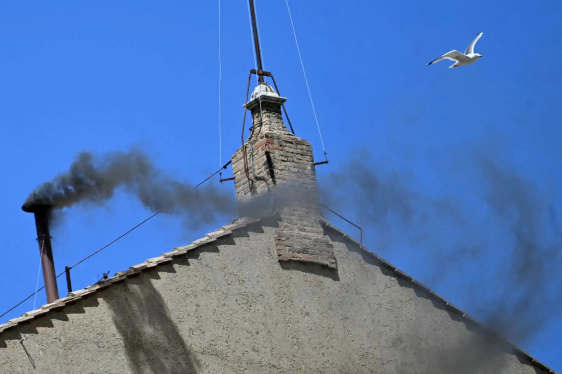 Una densa columna de humo negro se elevaba el jueves desde la chimenea de la Capilla Sixtina, señal de que los cardenales volvieron a fracasar en la elección de un nuevo jefe de la Iglesia Católica. Foto: AFP