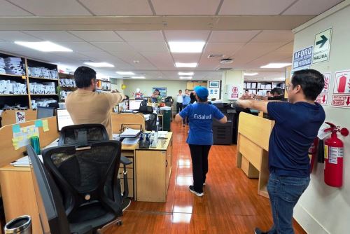 EsSalud realizó pausas activas a más de 10,000 asegurados mejorando el ambiente laboral. Foto: ANDINA/Difusión.