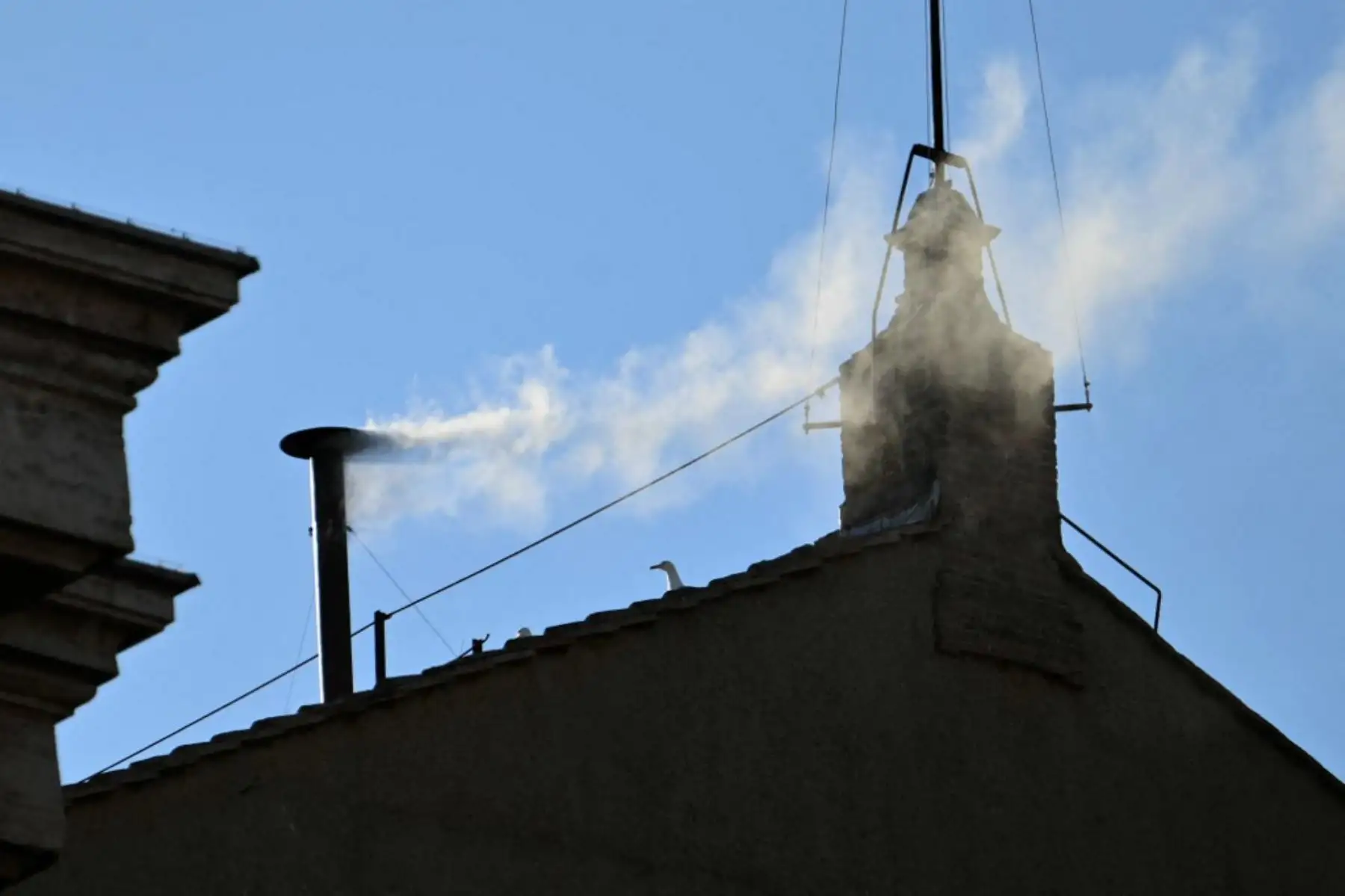 Esta fotografía muestra humo blanco saliendo de la chimenea de la Capilla Sixtina, lo que indica que los cardenales eligieron un nuevo papa durante su cónclave en el Vaticano el 8 de mayo de 2025. Foto: AFP