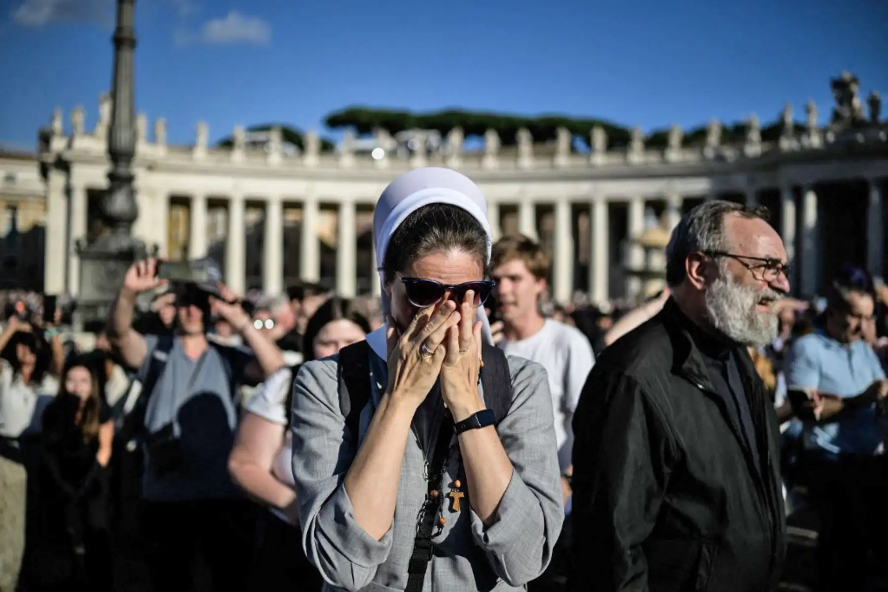 Los prelados celebran en la Plaza de San Pedro mientras los cardenales anunciaron la elección de un nuevo papa durante su cónclave en el Vaticano el 8 de mayo de 2025. Foto: AFP