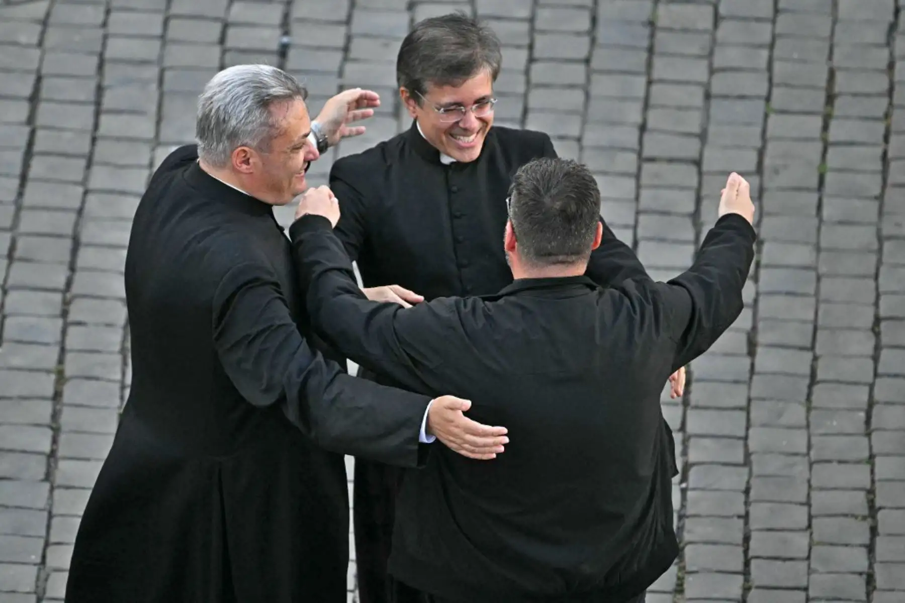 Los prelados celebran en la Plaza de San Pedro mientras los cardenales anunciaron la elección de un nuevo papa durante su cónclave en el Vaticano el 8 de mayo de 2025. Foto: AFP