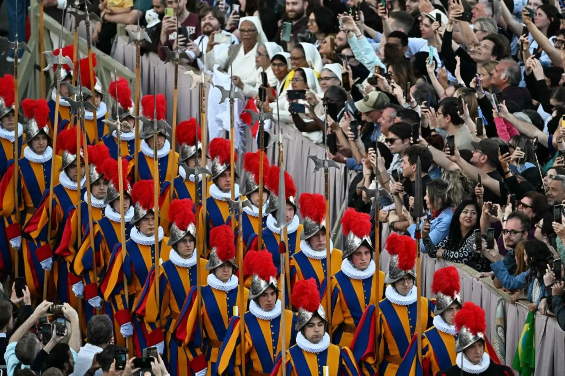 Guardias suizos y una banda de música entran en el atrio de la basílica de San Pedro antes de la primera aparición del nuevo Papa, después de que los cardenales concluyeran el cónclave, en el Vaticano, el 8 de mayo de 2025. Foto: AFP