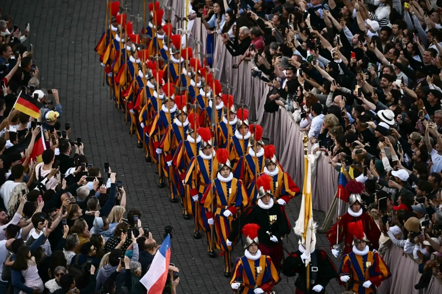 Guardias suizos y una banda de música entran en el atrio de la basílica de San Pedro antes de la primera aparición del nuevo Papa, después de que los cardenales concluyeran el cónclave, en el Vaticano, el 8 de mayo de 2025. Foto: AFP