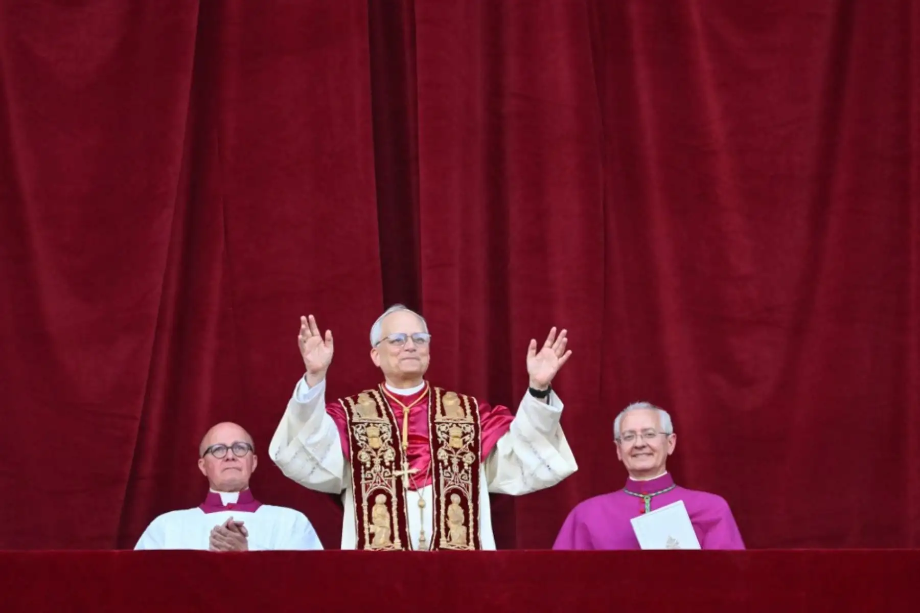 El recién elegido Papa León XIV, Robert Prevost, llega al balcón central de la Basílica de San Pedro por primera vez, tras la clausura del cónclave de los cardenales en el Vaticano, el 8 de mayo de 2025. Foto: AFP