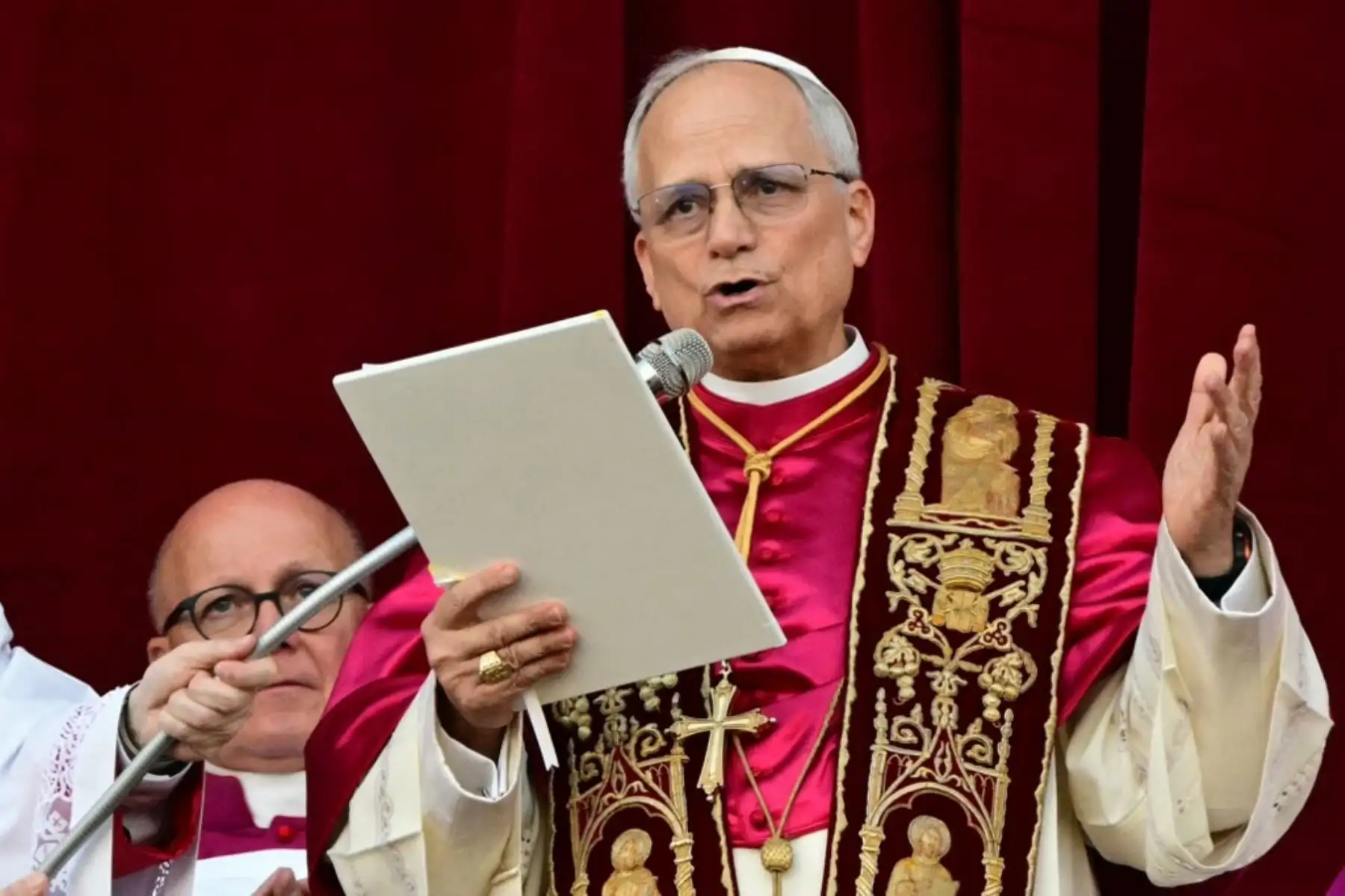 El recién elegido Papa León XIV, Robert Prevost, llega al balcón central de la Basílica de San Pedro por primera vez, tras la clausura del cónclave de los cardenales en el Vaticano, el 8 de mayo de 2025. Foto: AFP