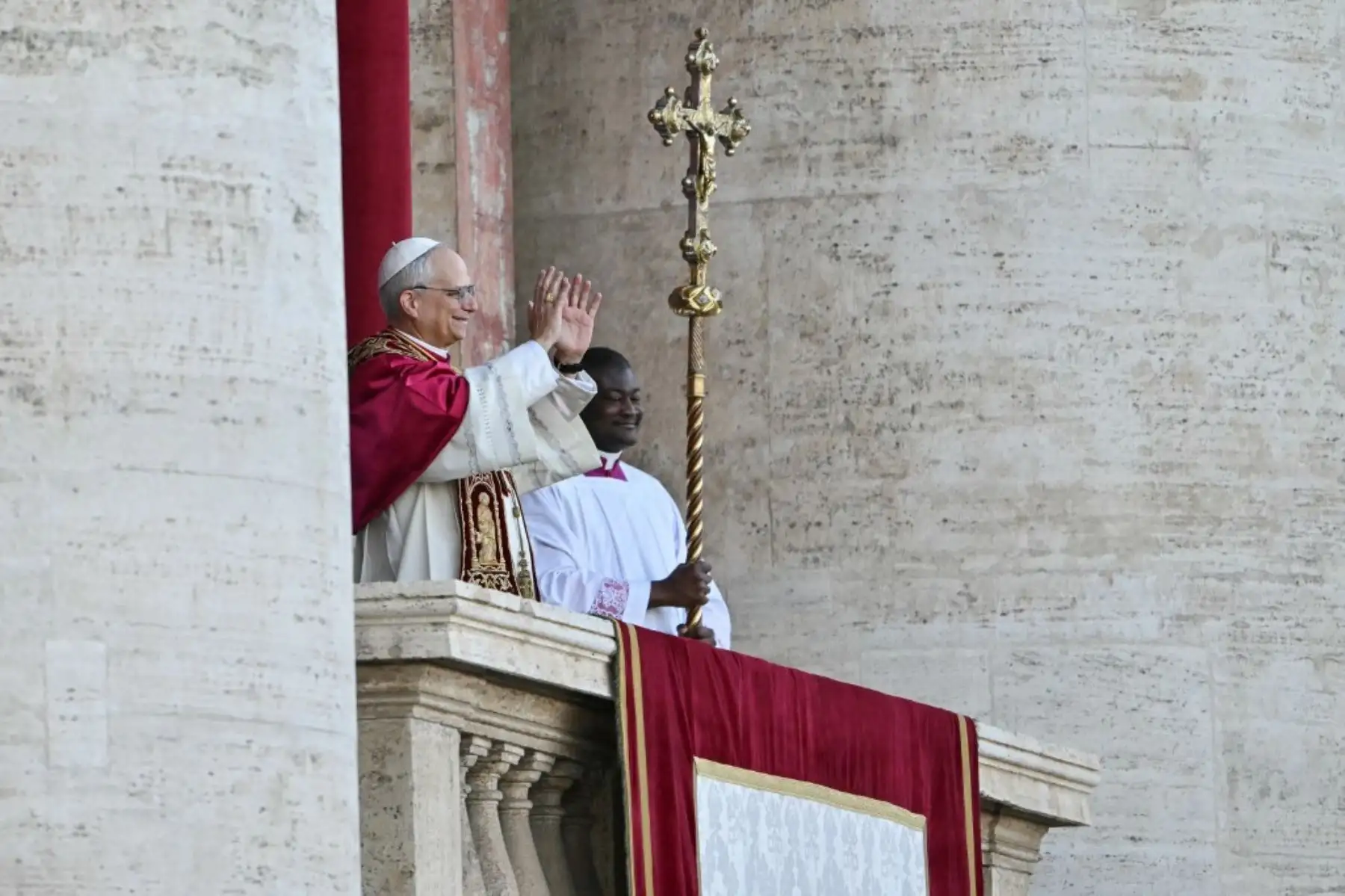 El recién elegido Papa León XIV, Robert Prevost, llega al balcón central de la Basílica de San Pedro por primera vez, tras la clausura del cónclave de los cardenales en el Vaticano, el 8 de mayo de 2025. Foto: AFP