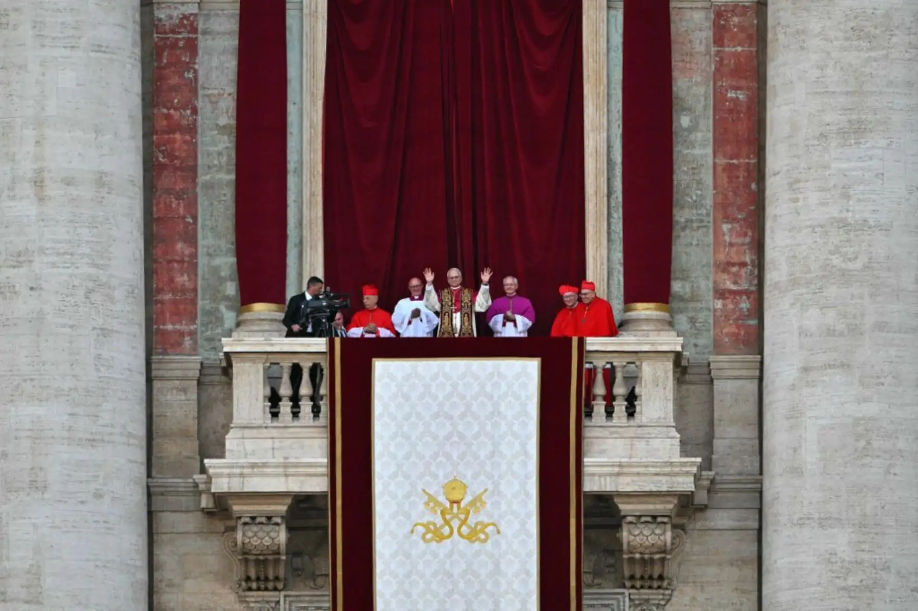 El recién elegido Papa León XIV, Robert Prevost, llega al balcón central de la Basílica de San Pedro por primera vez, tras la clausura del cónclave de los cardenales en el Vaticano, el 8 de mayo de 2025. Foto: AFP
