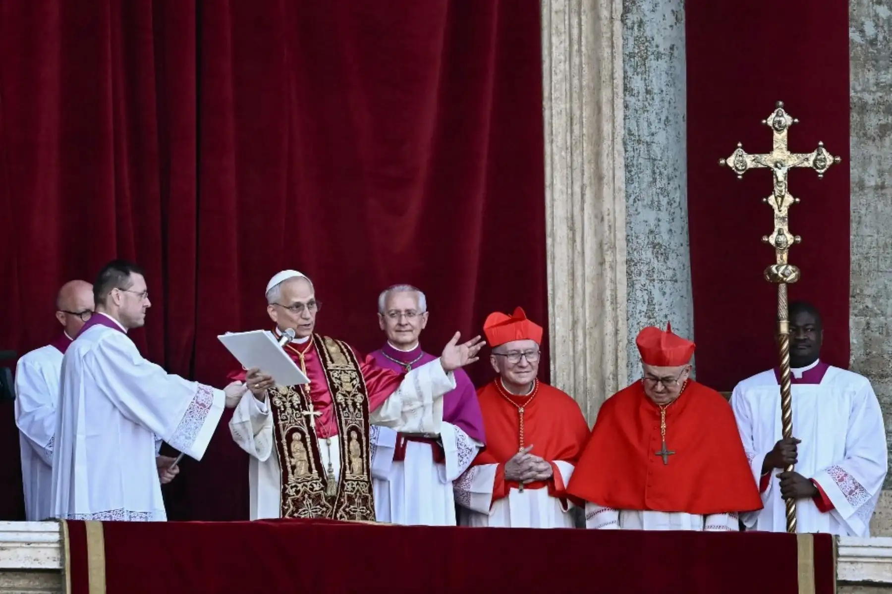 El recién elegido Papa León XIV, Robert Prevost, llega al balcón central de la Basílica de San Pedro por primera vez, tras la clausura del cónclave de los cardenales en el Vaticano, el 8 de mayo de 2025. Foto: AFP