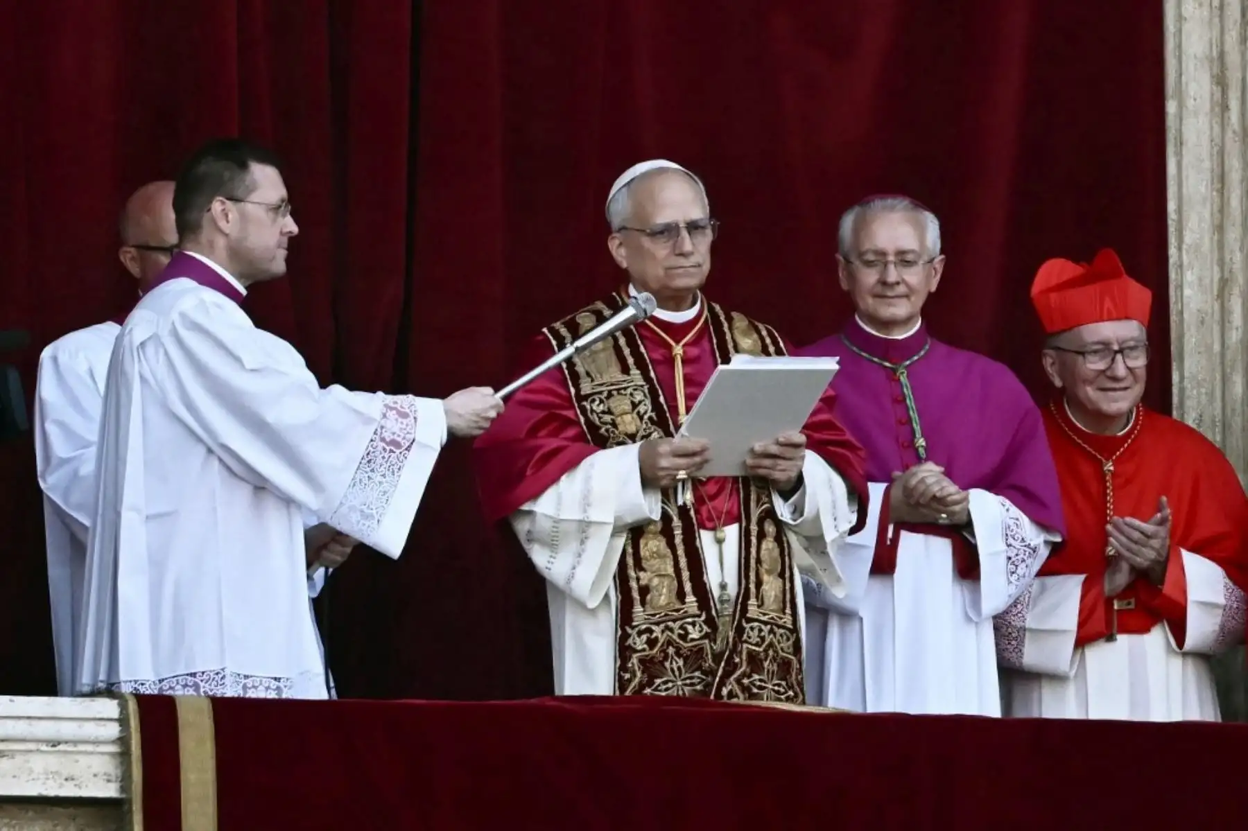 El recién elegido Papa León XIV, Robert Prevost, llega al balcón central de la Basílica de San Pedro por primera vez, tras la clausura del cónclave de los cardenales en el Vaticano, el 8 de mayo de 2025. Foto: AFP