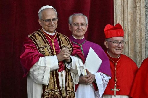 El recién elegido Papa León XIV, Robert Prevost, llega al balcón central de la Basílica de San Pedro por primera vez, tras la clausura del cónclave de los cardenales en el Vaticano, el 8 de mayo de 2025. Foto: AFP