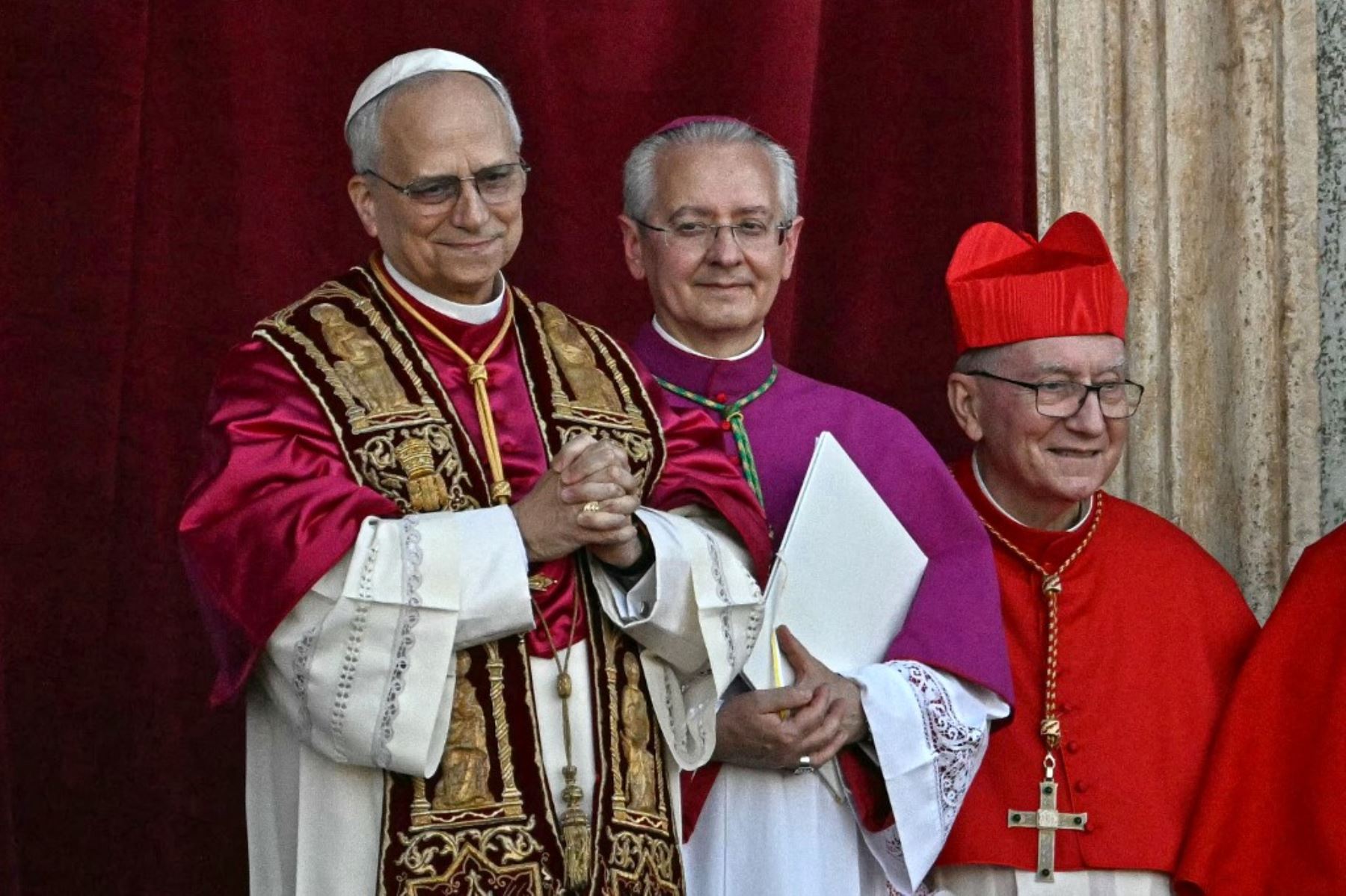 El recién elegido papa León XIV, Robert Prevost, llega al balcón central de la basílica de San Pedro por primera vez, tras la clausura del cónclave de los cardenales en el Vaticano, el 8 de mayo del 2025. Foto: AFP.