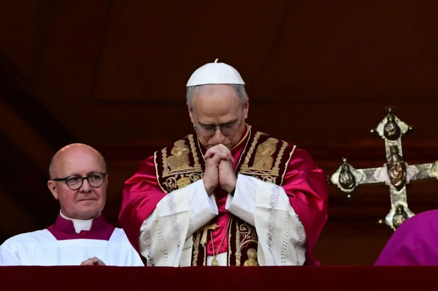 El recién elegido Papa León XIV, Robert Prevost, llega al balcón central de la Basílica de San Pedro por primera vez, tras la clausura del cónclave de los cardenales en el Vaticano, el 8 de mayo de 2025. Foto: AFP