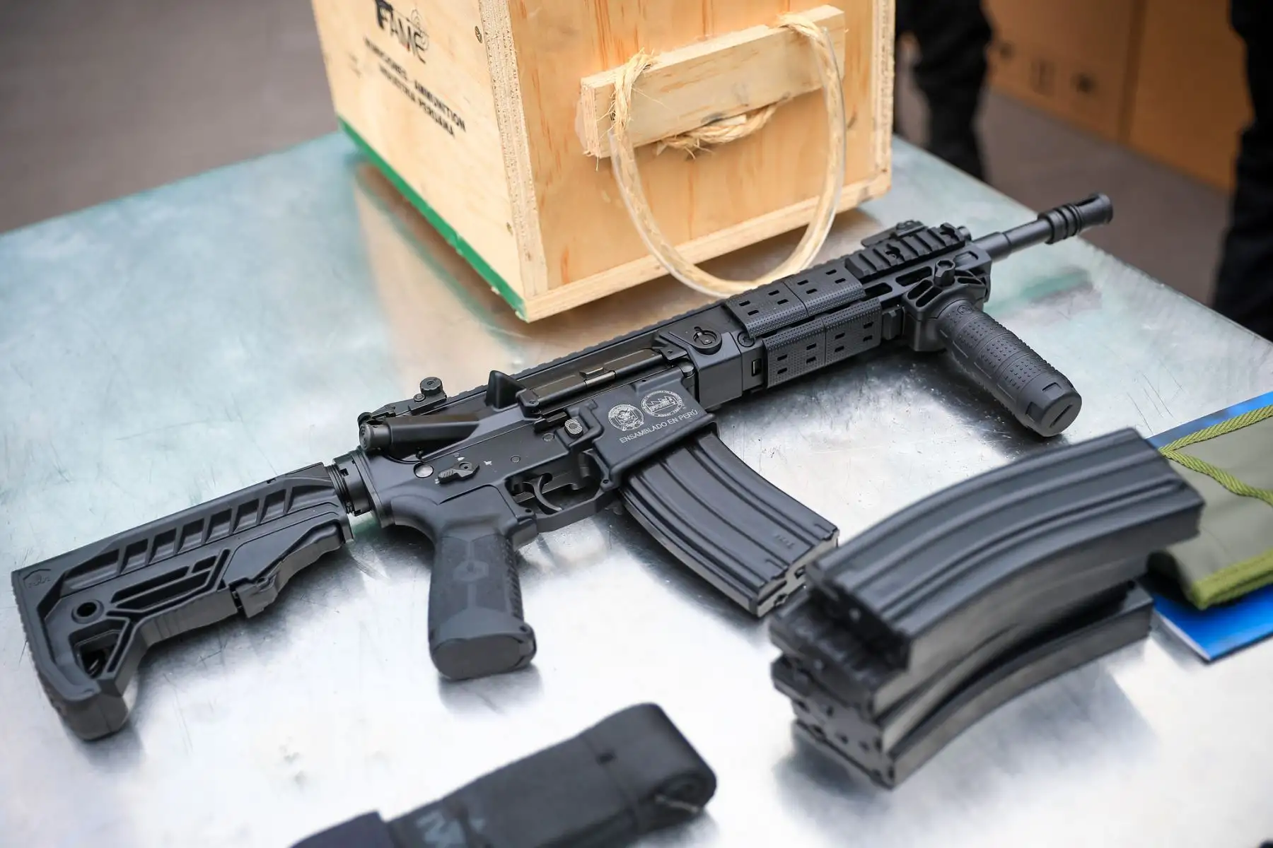 El Ministerio del Interior hace entrega de 700 fusiles de asalto para la Policía Nacional del Perú - PNP. Este es el primer lote de fusiles adquiridos, que forma parte de
una adquisición total de más de 7,000 unidades que se adquirir a
lo largo de 2025. El objetivo es reforzar la seguridad pública y el
orden interno mediante el fortalecimiento de la capacidad
operativa de la PNP. Foto: ANDINA/Prensa Presidencia