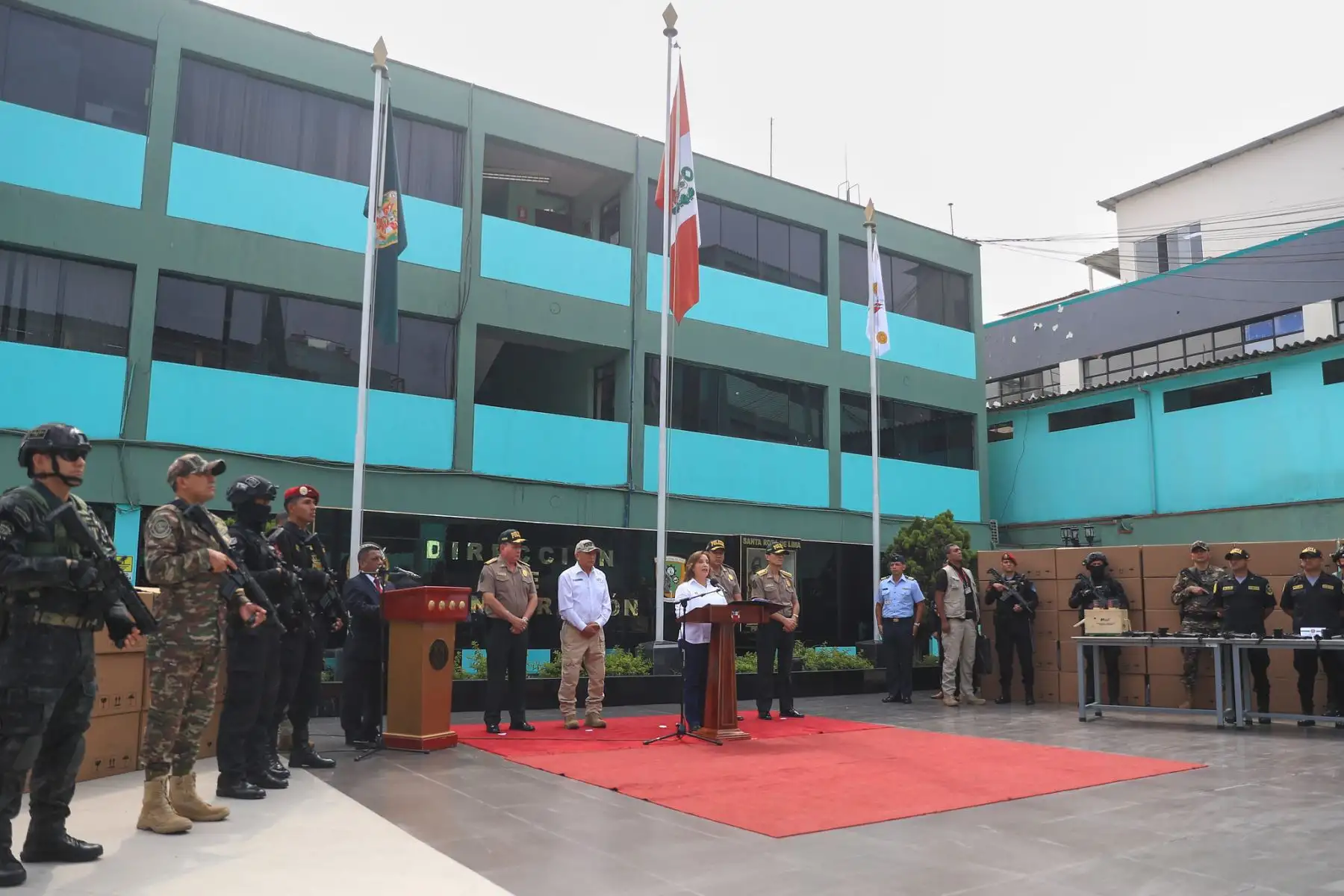El Ministerio del Interior hace entrega de 700 fusiles de asalto para la Policía Nacional del Perú - PNP. Este es el primer lote de fusiles adquiridos, que forma parte de
una adquisición total de más de 7,000 unidades que se adquirir a
lo largo de 2025. El objetivo es reforzar la seguridad pública y el
orden interno mediante el fortalecimiento de la capacidad
operativa de la PNP. Foto: ANDINA/Prensa Presidencia