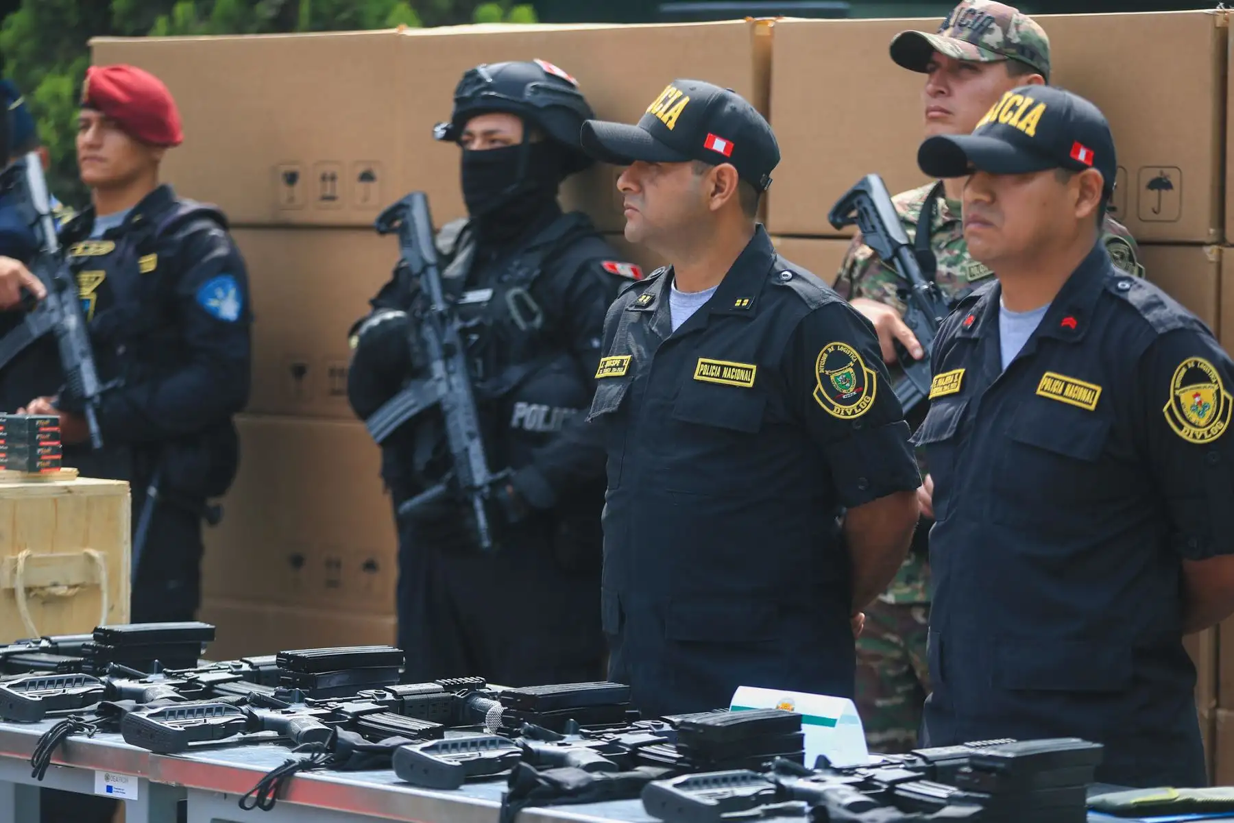 El Ministerio del Interior hace entrega de 700 fusiles de asalto para la Policía Nacional del Perú - PNP. Este es el primer lote de fusiles adquiridos, que forma parte de
una adquisición total de más de 7,000 unidades que se adquirir a
lo largo de 2025. El objetivo es reforzar la seguridad pública y el
orden interno mediante el fortalecimiento de la capacidad
operativa de la PNP. Foto: ANDINA/Prensa Presidencia