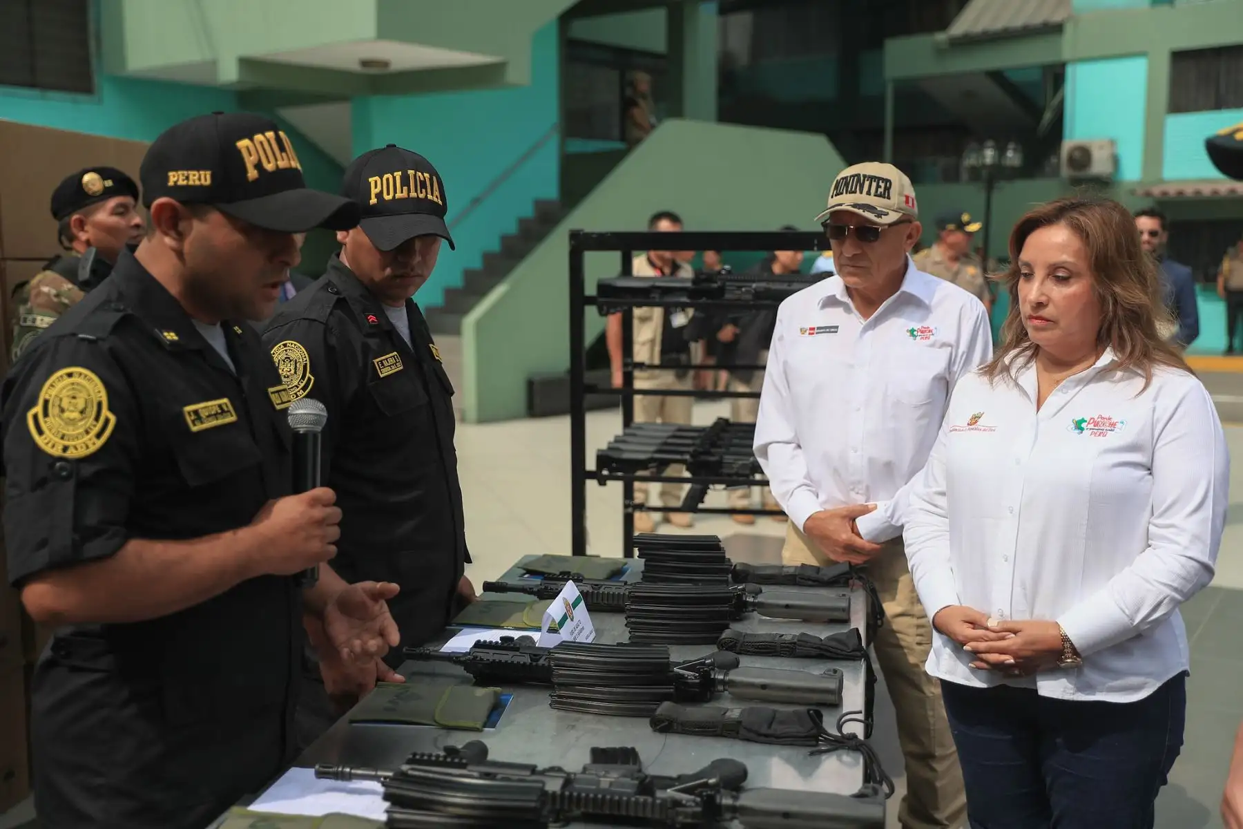 El Ministerio del Interior hace entrega de 700 fusiles de asalto para la Policía Nacional del Perú - PNP. Este es el primer lote de fusiles adquiridos, que forma parte de
una adquisición total de más de 7,000 unidades que se adquirir a
lo largo de 2025. El objetivo es reforzar la seguridad pública y el
orden interno mediante el fortalecimiento de la capacidad
operativa de la PNP. Foto: ANDINA/Prensa Presidencia
