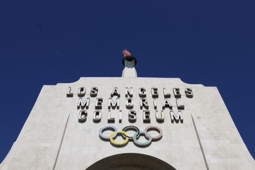 Los líderes de LA28 anunciaron durante una conferencia de prensa que el Los Angeles Memorial Coliseum y el SoFi Stadium servirán como sedes oficiales para las ceremonias de apertura y clausura de los Juegos Olímpicos y Paralímpicos de 2028, en el Los Angeles Memorial Coliseum en Los Ángeles, California. Foto: EFE
