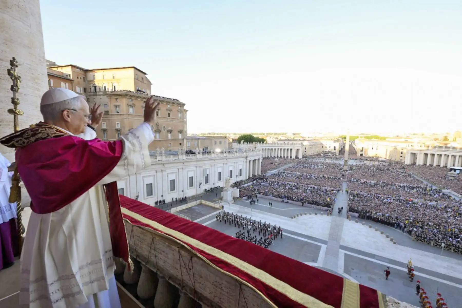 El recién elegido Papa León XIV, Robert Prevost, llega al balcón central de la Basílica de San Pedro por primera vez, tras la clausura del cónclave de los cardenales en el Vaticano, el 8 de mayo de 2025. Foto: AFP