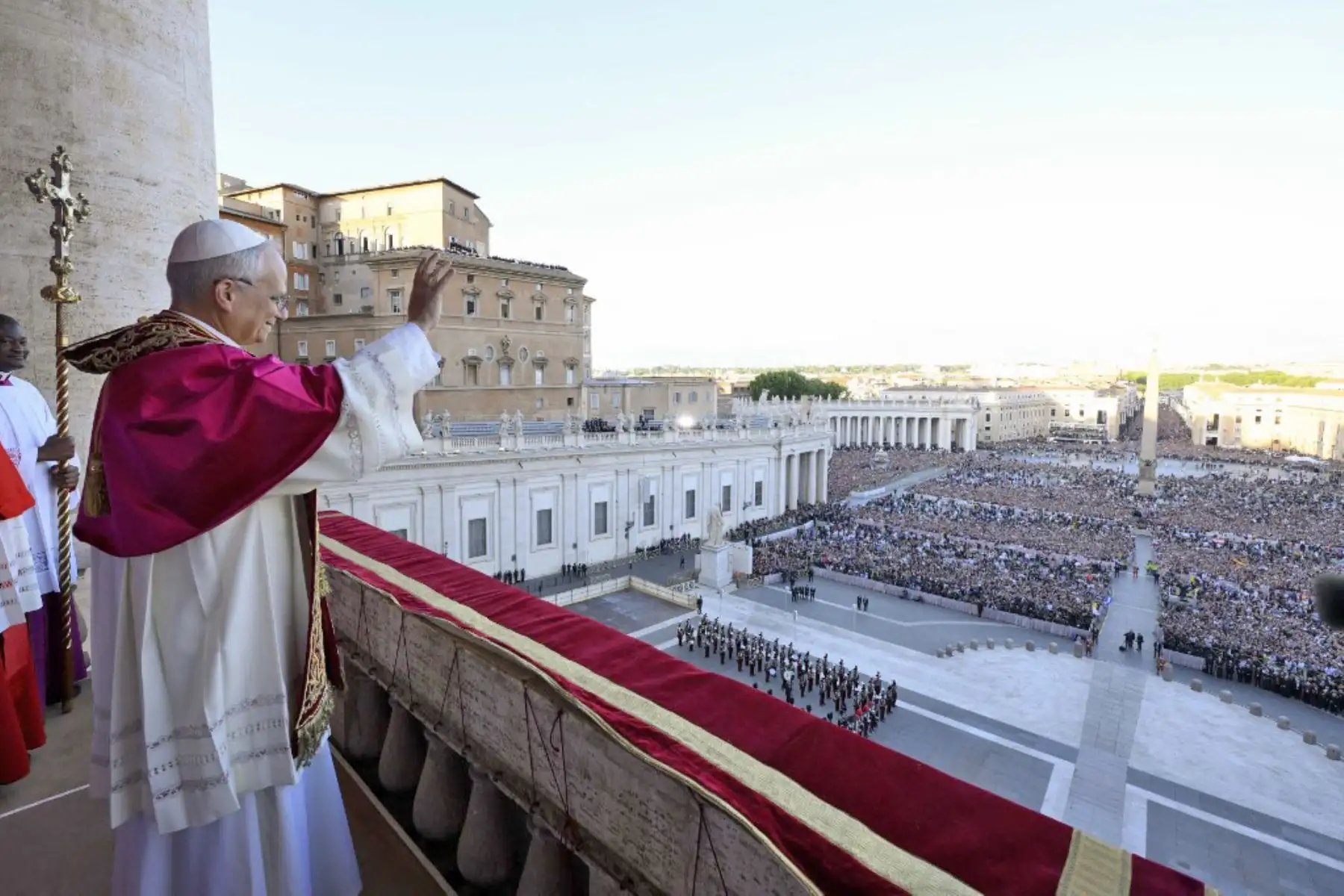 El recién elegido Papa León XIV, Robert Prevost, llega al balcón central de la Basílica de San Pedro por primera vez, tras la clausura del cónclave de los cardenales en el Vaticano, el 8 de mayo de 2025. Foto: AFP