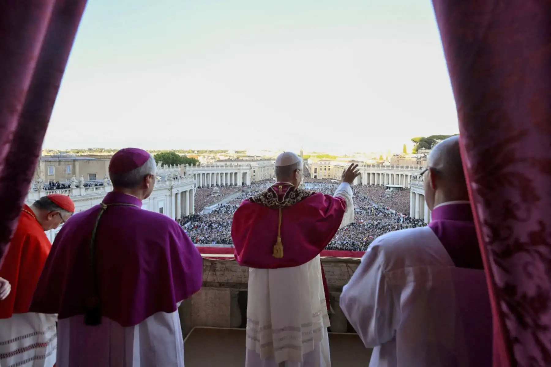 El recién elegido Papa León XIV, Robert Prevost, llega al balcón central de la Basílica de San Pedro por primera vez, tras la clausura del cónclave de los cardenales en el Vaticano, el 8 de mayo de 2025. Foto: AFP