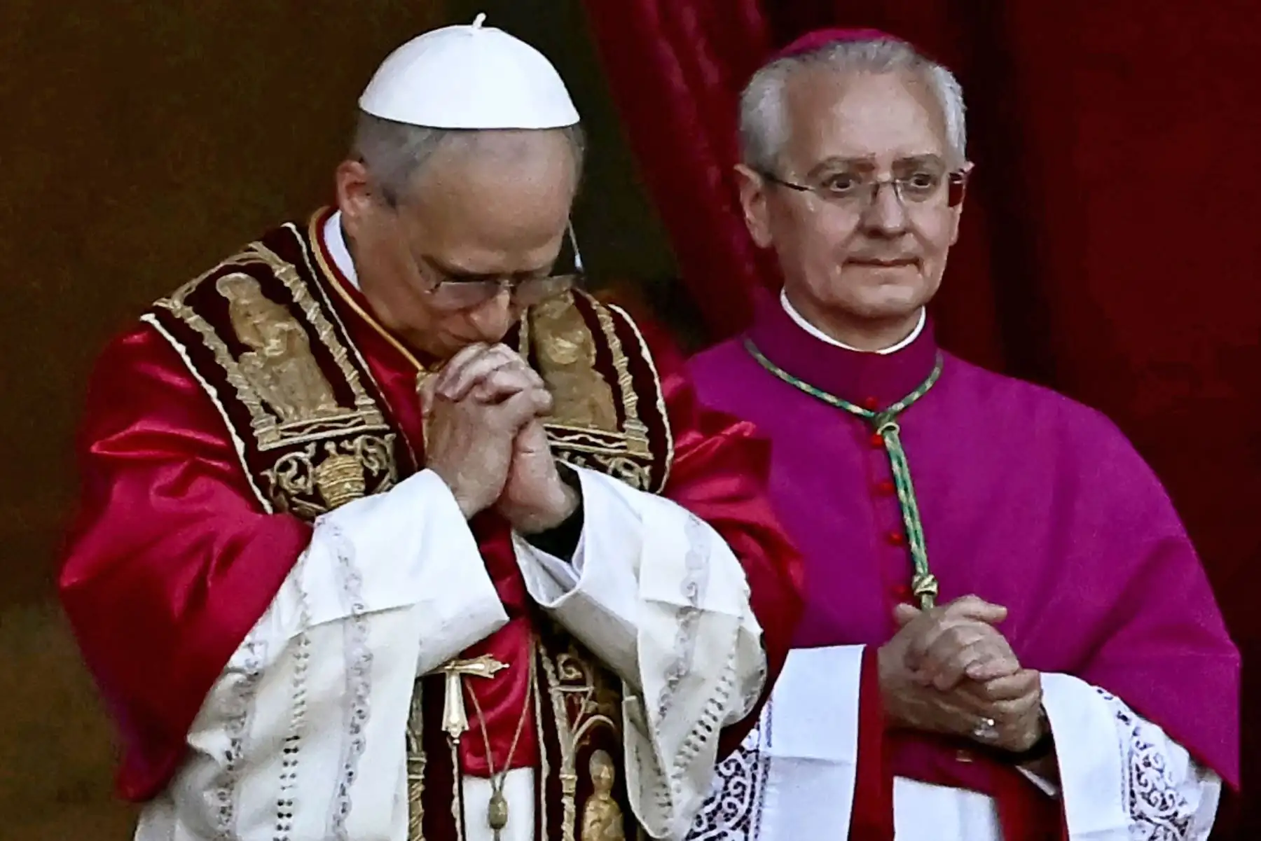 El recién elegido Papa León XIV, Robert Prevost, llega al balcón central de la Basílica de San Pedro por primera vez, tras la clausura del cónclave de los cardenales en el Vaticano, el 8 de mayo de 2025. Foto: AFP