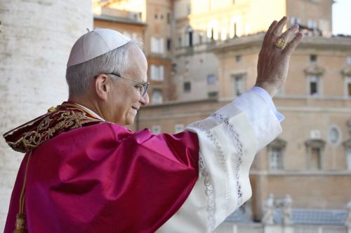 El recién elegido papa León XIV saluda desde el balcón central de la Basílica de San Pedro tras la clausura del cónclave de los cardenales en el Vaticano. Foto: AFP