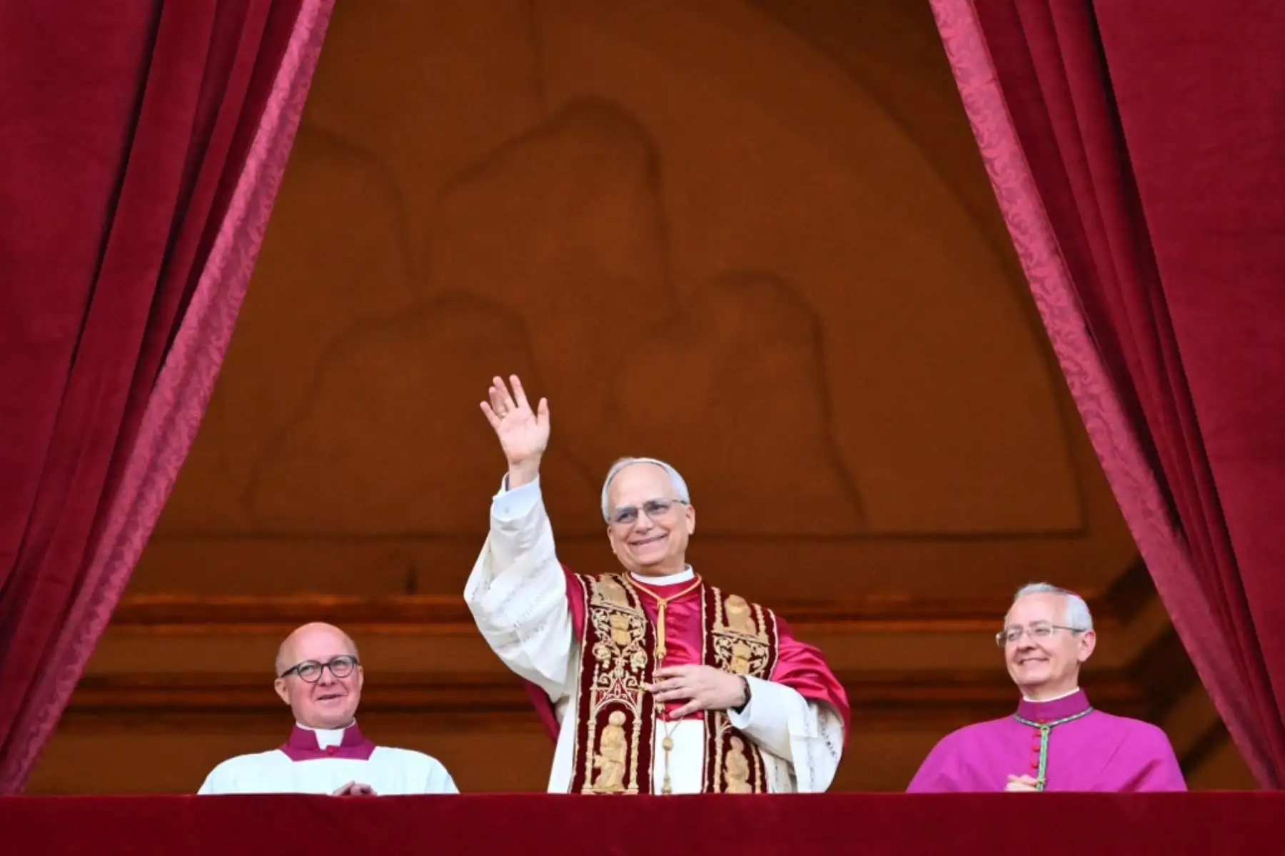 El recién elegido Papa León XIV, Robert Prevost, llega al balcón central de la Basílica de San Pedro por primera vez, tras la clausura del cónclave de los cardenales en el Vaticano, el 8 de mayo de 2025. Foto: AFP