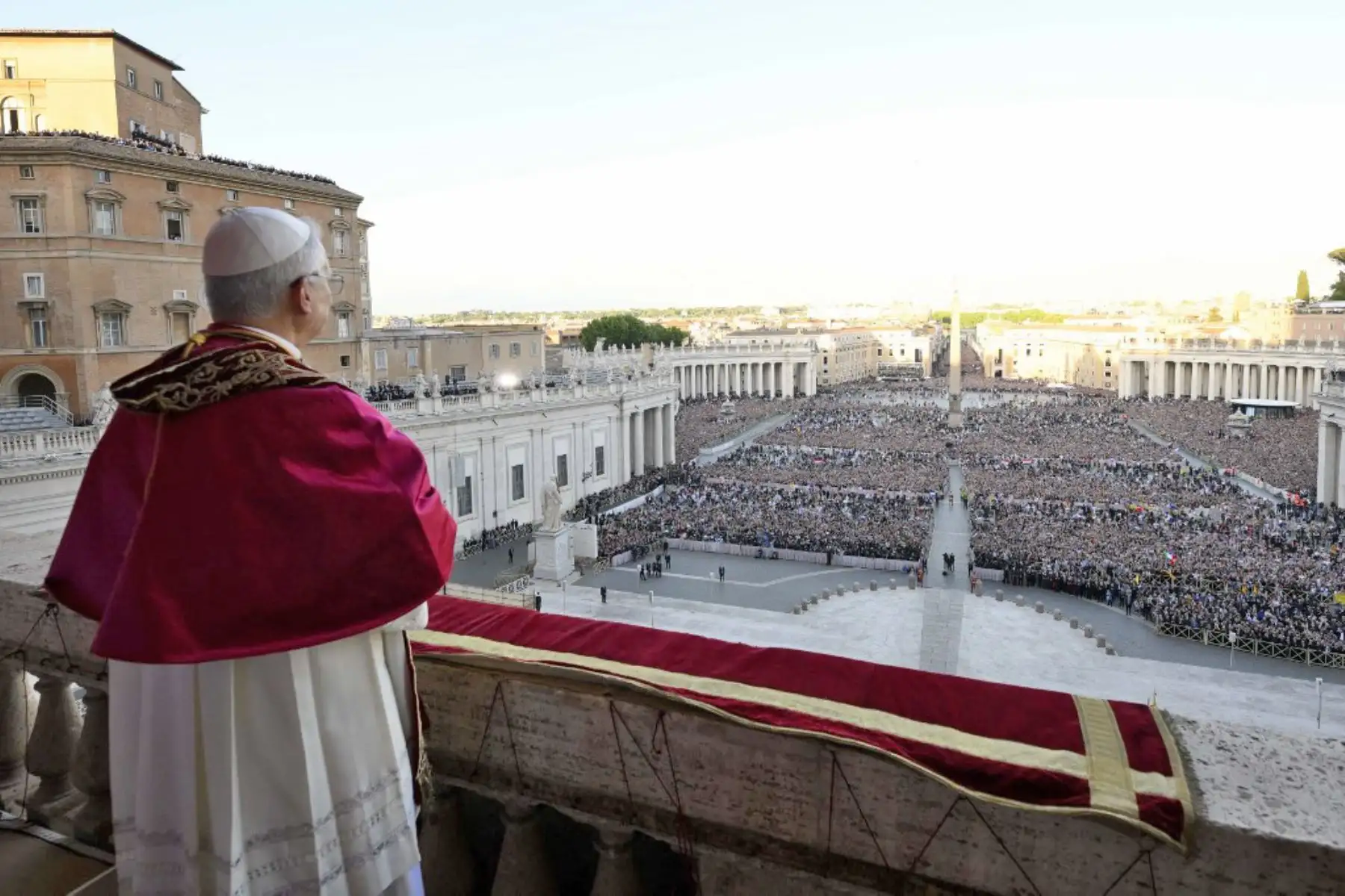 El recién elegido Papa León XIV, Robert Prevost, llega al balcón central de la Basílica de San Pedro por primera vez, tras la clausura del cónclave de los cardenales en el Vaticano, el 8 de mayo de 2025. Foto: AFP