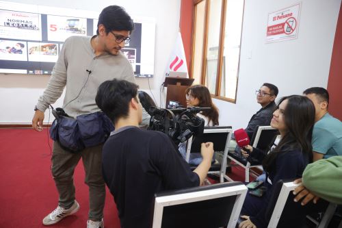 Estudiantes de la Universidad César Vallejo visitan Editora Perú