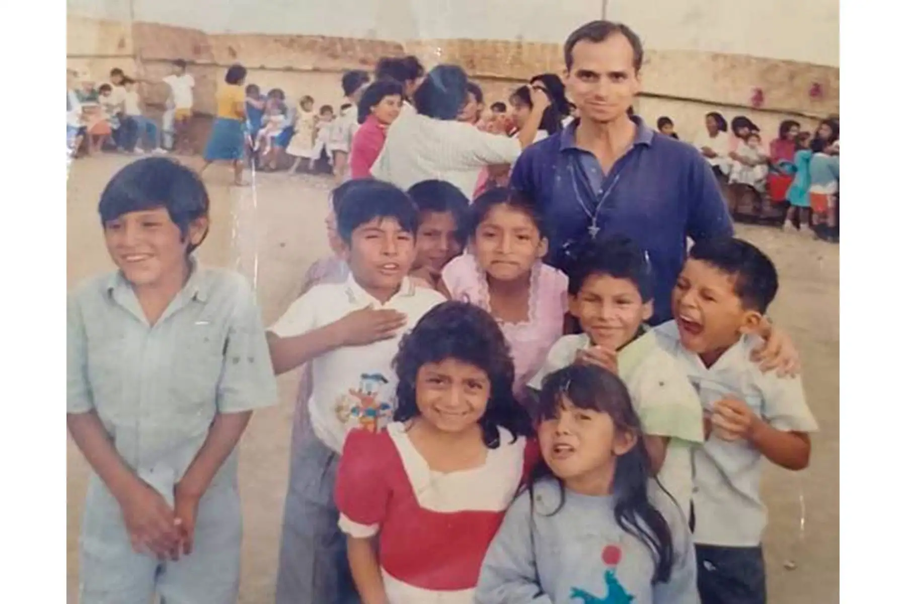 El propio Prevost reveló en 2023, cuando fue condecorado por la Conferencia Episcopal Peruana (CEP), de la que fue vicepresidente segundo, antes partir a Roma, que su vínculo con Perú comenzó "cuando tenía 5 años".Cortesía