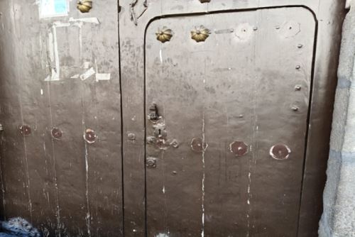 Las autoridades han solicitado a la Dirección Desconcentrada del Cultura de Arequipa el retiro de las piezas de bronce que aún quedan en las puertas, a fin de prevenir otros robos.