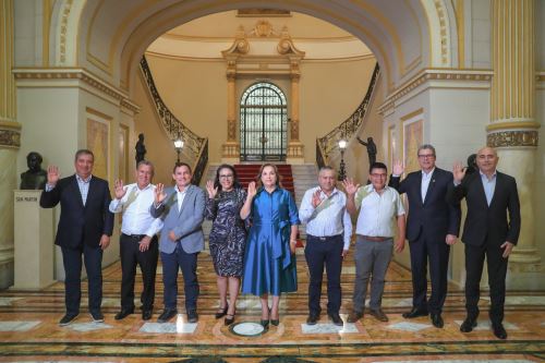 Presidenta Dina Boluarte se reúne con la congresista Elízabeth Medina y alcaldes de la región Huánuco