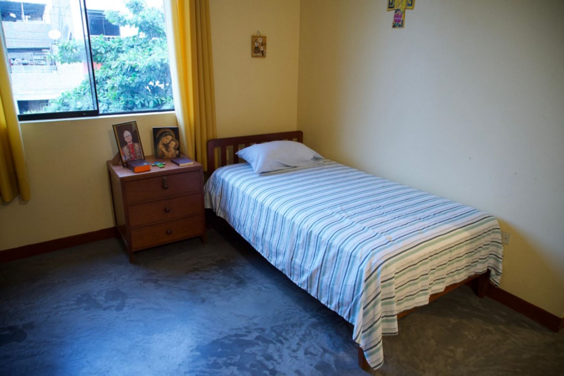 Fotografía de la habitación de la capilla del convento agustino de Santo Tomás de Villanueva, donde Robert Francis Prevost, quien se convirtió en el Papa León XIV el 8 de mayo de 2025, vivió entre 1988 y 1998 en Trujillo, región La Libertad. Foto: AFP