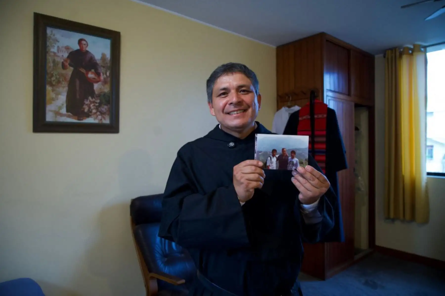 El padre Ramiro Castillo, vicario superior de los Agustinos del Norte, muestra una imagen de Robert Francis Prevost, quien se convirtió en el Papa León XIV, en la habitación donde residió entre 1988 y 1998 en el convento agustino de Santo Tomás de Villanueva en Trujillo, región La Libertad. Foto: AFP