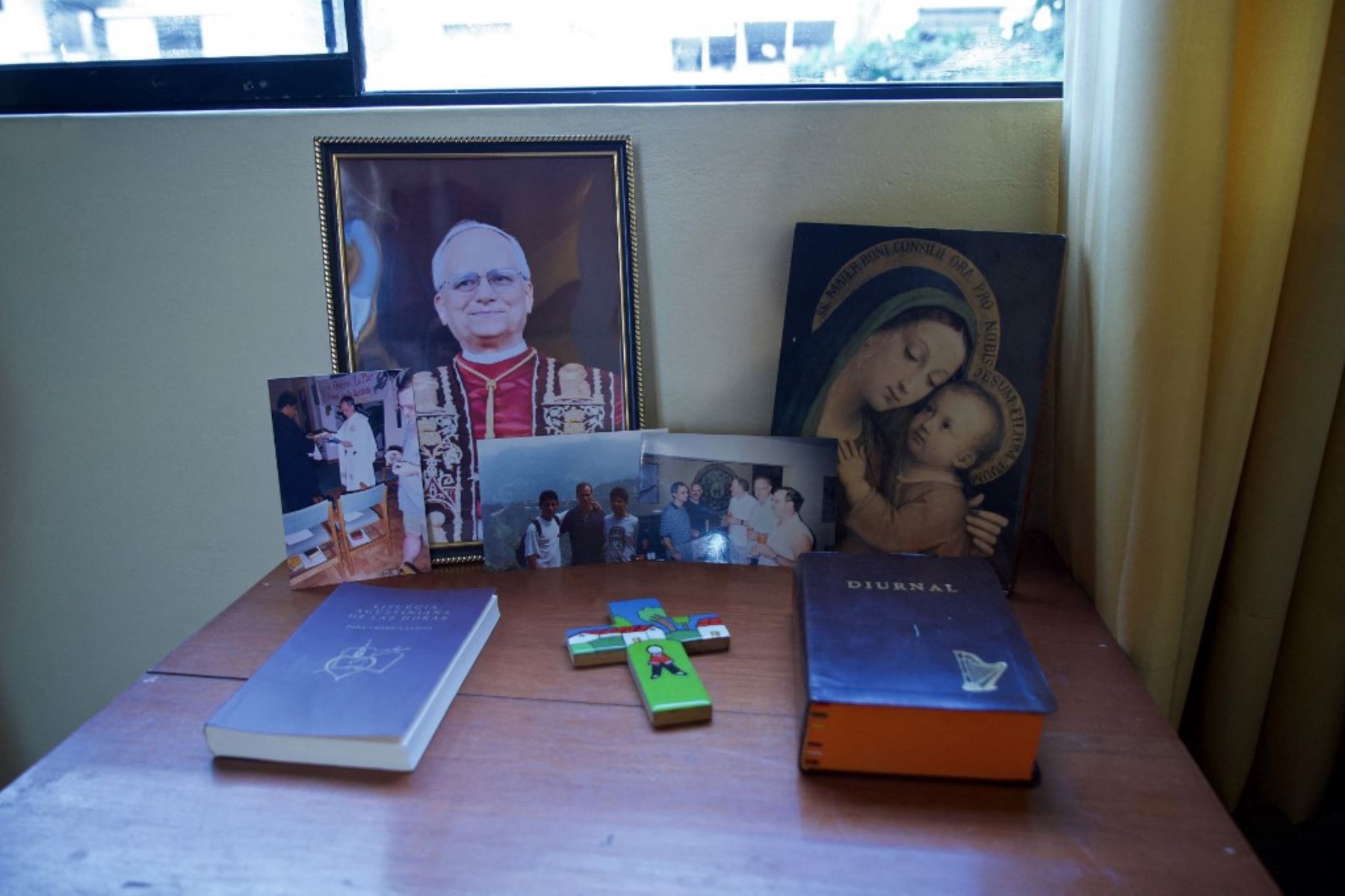 Detalle de los objetos personales de Robert Francis Prevost, quien se convirtió en el Papa León XIV el 8 de mayo de 2025, los cuales aún se encuentran en la habitación donde vivió entre 1988 y 1998 en el convento agustino de Santo Tomás de Villanueva en Trujillo, región La Libertad. Foto: AFP