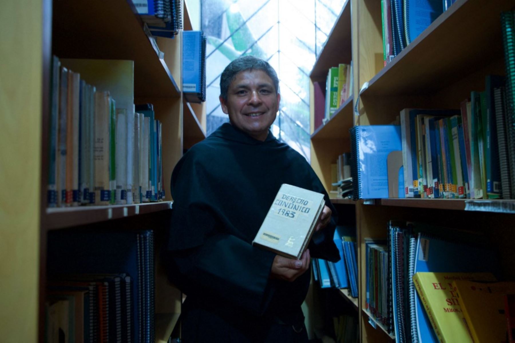 El padre Ramiro Castillo, vicario superior de los Agustinos del Norte, muestra un libro de Derecho Canónico que perteneció a Robert Francis Prevost, quien se convirtió en el Papa León XIV, en la biblioteca del convento agustino de Santo Tomás de Villanueva, donde el nuevo papa residió entre 1988 y 1998, en Trujillo, región La Libertad. Foto: AFP