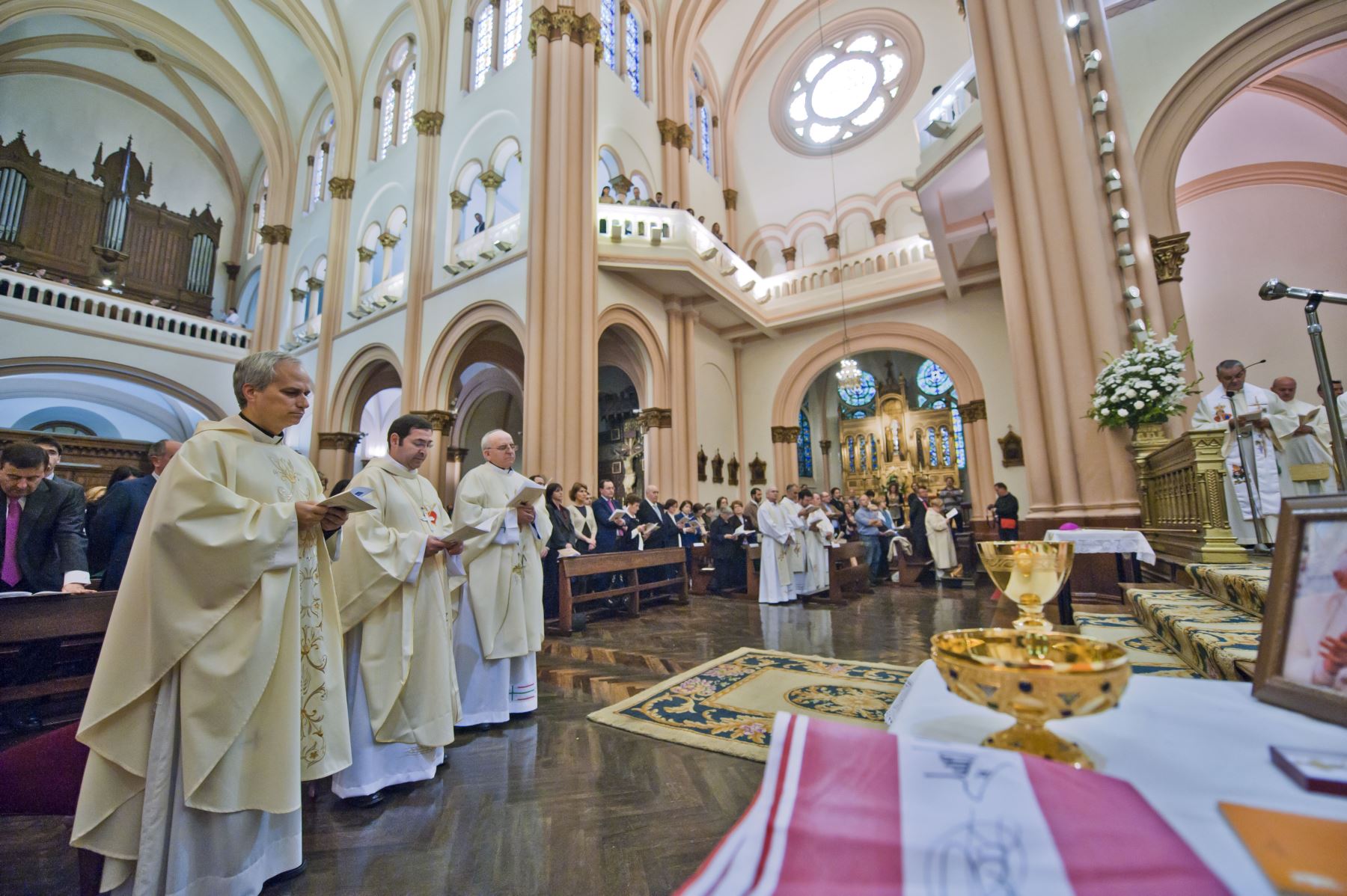 León XIV, elegido nuevo papa, visitó Bilbao, España, el 16 de septiembre de 2011 para asistir a la ceremonia de consagración del religioso agustino vasco Michel Olaortua como obispo de Iquitos (Perú). La ceremonia religiosa se celebró en la céntrica iglesia de San José de Bilbao. Foto: EFE
