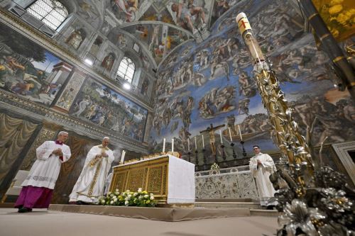 El papa León XIV celebra su primera misa en la Capilla Sixtina