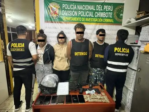 Agentes del Depincri Chimbote capturaron a cuatro presuntos integrantes de "Los Gallegos del Tren de Aragua". Durante el operativo se halló un arma de fuego abastecida.